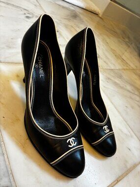 Chanel Black Leather Cap Toe CC Logo Pumps Heels Size 39 Made in Italy